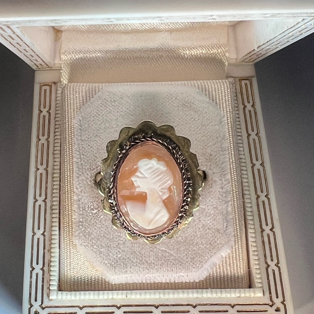 10 KT Yellow Gold Antique Victorian Cameo Ring Left Facing Size 8.5